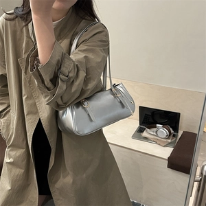 Schicke silberne Metallic-Unterarmtasche für Damen mit langem Schultergurt und Schnallen