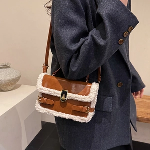 Borsa a tracolla vintage in pelle marrone con bordo in ecopelliccia bianca e fibbia