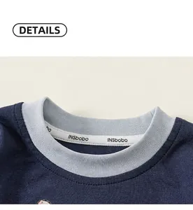 Dettaglio dello scollo di una t-shirt in cotone blu scuro con bordo blu chiaro