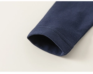 Dettaglio del polsino in cotone blu navy con finitura a doppia cucitura resistente