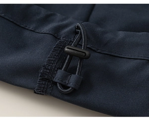 Dettaglio del completo a quadretti blu navy con coulisse regolabile e tessuto durevole