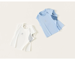 Detail von Kinder-Tanktops mit grauen Mesheinsätzen für verbesserte Atmungsaktivität