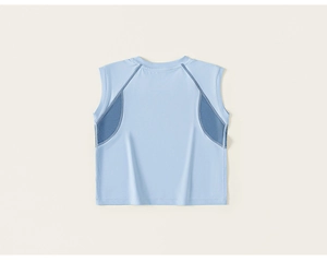 Detail des blauen ärmellosen Sporttops mit atmungsaktiven Netzähten und schnelltrocknendem Stoff