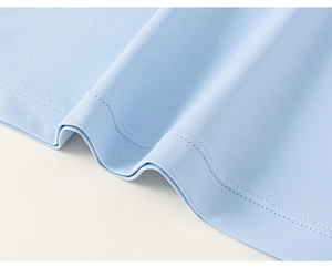 Makroaufnahme von dichtem Strickstoff mit Doppelnadelstich am Saum des blauen Kinder-Tops