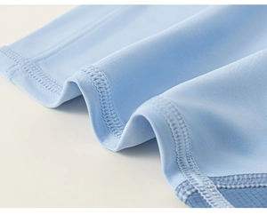 Nahaufnahme eines blauen Kinder-Tanktops mit Flatlock-Nähten und feiner Stricktextur