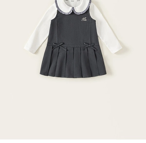 Detailansicht graues Mädchen-Trägerkleid mit weißem Peter Pan Kragen im Preppy-Stil