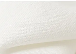 Detailaufnahme von weichem, weißem Strickbaumwollstoff mit sichtbarer Köperbindung
