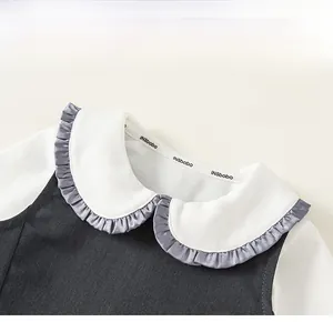 Detailansicht Mädchen Preppy Outfit mit weißem Rüschen-Puppenkragen und Bestickung