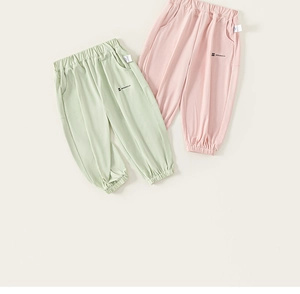 Détail du pantalon de jogging pour enfants en coton vert pastel et rose avec taille élastique