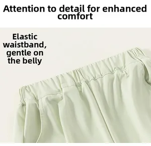 Détail du pantalon enfant vert menthe montrant la taille élastique à haute extensibilité