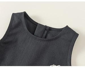 Detailaufnahme des Ausschnitts vom dunkelgrauen ärmellosen Kleid mit feiner Bestickung