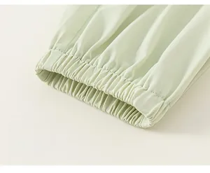 Détail des poignets élastiques sur le pantalon de jogging vert menthe pour enfants
