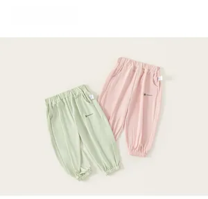 Détail de pantalon de sport anti-moustique pour enfants avec taille et poignets élastiques