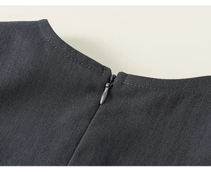 Detail des unsichtbaren Reißverschlusses an einem dunkelgrauen gewebten Kleid