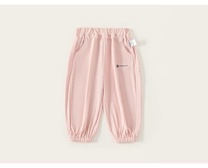 Détail du pantalon de jogging rose clair pour enfants avec taille élastique et logo