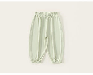 Détail du pantalon léger vert menthe pour enfant avec taille et chevilles élastiques
