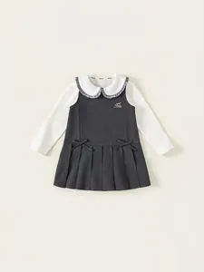 Mädchen 2-teiliges Set im Schulstil mit weißem Hemd und grauem Trägerkleid mit Schleifen