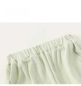 Détail du pantalon de sport enfant vert menthe avec taille élastique et coutures soignées
