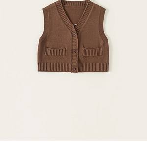 Dettaglio del gilet in maglia marrone scuro per bambini con scollo a V e bottoni