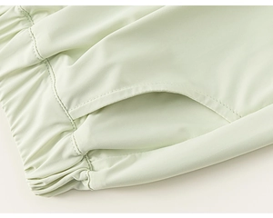 Vue détaillée du pantalon enfant vert clair avec taille élastique et poche latérale