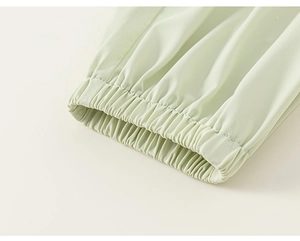 Détail des poignets élastiques sur pantalon d'été vert clair en tissu respirant de qualité