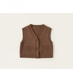 Dettaglio del gilet in maglia marrone per bambini con scollo a V e tre bottoni