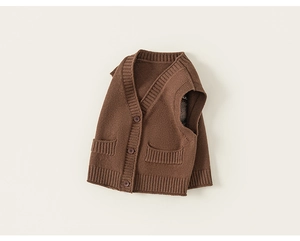 Dettaglio del gilet in maglia marrone per bambini con scollo a V e bottoni decorativi