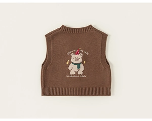 Dettaglio del gilet in maglia con ricamo a forma di orsetto e scritta Stars in my path
