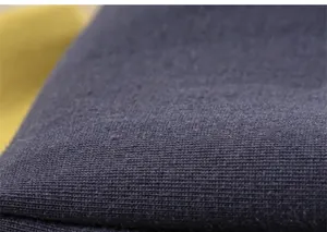 Détail macro de la texture du tissu tricoté bleu foncé montrant la qualité des points