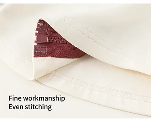 Détail de la fermeture éclair et des coutures précises sur la veste beige pour enfant