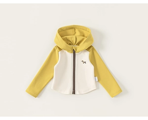 Détail d'une veste à capuche pour bébé avec broderie chien et design bicolore chic