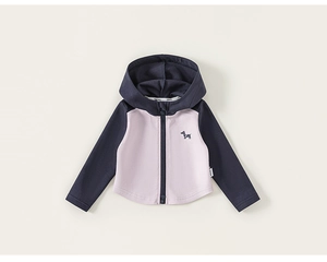 Détail de la veste à capuche pour bébé fille rose et marine avec motif teckel