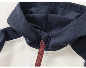 Vue détaillée du sweat à capuche enfant bleu marine et beige avec fermeture éclair douce