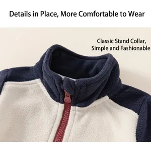 Λεπτομέρεια παιδικής ζακέτας fleece με μπλε και μπεζ χρώματα και κόκκινο φερμουάρ