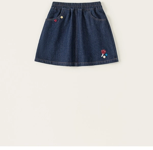 Détail de jupe en jean bleu foncé pour filles avec broderie florale et taille élastique