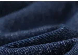 Gros plan sur la texture du tissu denim bleu foncé avec détails de tissage sergé épais