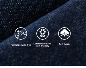 Détail du tissu denim bleu montrant le tissage sergé, texture douce et qualité saine