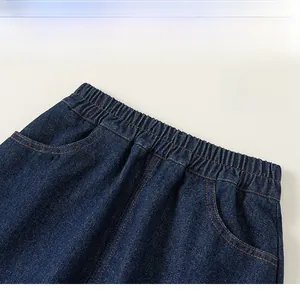 Vue détaillée de la jupe en jean bleu foncé avec taille élastique et boutons décoratifs