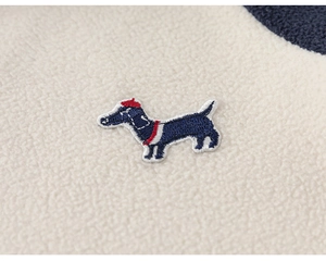 Λεπτομέρεια macro με κέντημα dachshund σε κρέμ φλις ύφασμα για παιδικό φούτερ