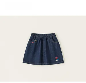Détail d'une jupe en jean pour fille avec taille élastique et broderie florale