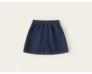 Détail d'une jupe en jean pour fille avec surpiqûres orange et taille élastique confortable
