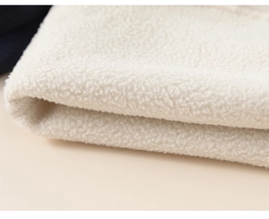 Λεπτομέρεια από λευκό ύφασμα sherpa fleece που δείχνει τη ζεστή και απαλή υφή του