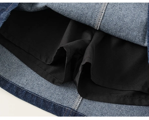 Vue détaillée d'une jupe en jean bleu foncé avec un short de sécurité intégré