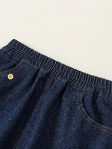 Jupe en jean bleu foncé avec taille élastique et détails de boutons décoratifs