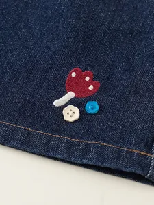 Jupe en denim bleu foncé pour fille avec broderie champignon et boutons floraux