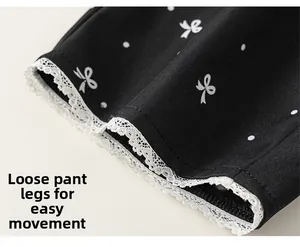 Détail du bas de pantalon ample avec dentelle blanche et motifs de nœuds pour filles