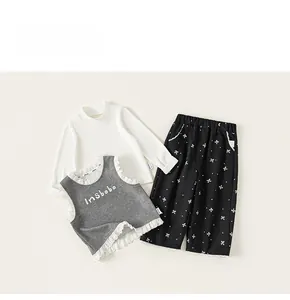 Détail d'un ensemble trois pièces automne pour filles avec gilet en dentelle et pantalon