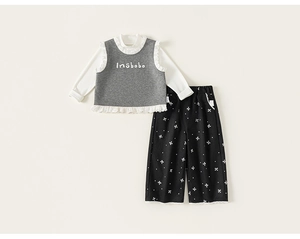 Vue à plat de chemise fille à col dentelle, gilet gris en tricot et pantalon à nœuds