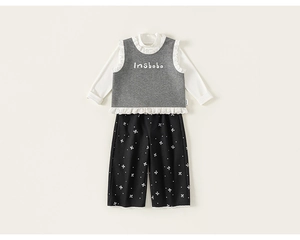 Détail d'un ensemble d'automne pour fille avec haut à col dentelle, gilet gris et pantalon