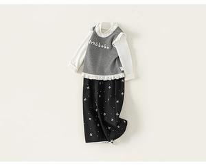 Détail d'une tenue d'automne pour fille avec gilet à dentelle et pantalon à nœuds